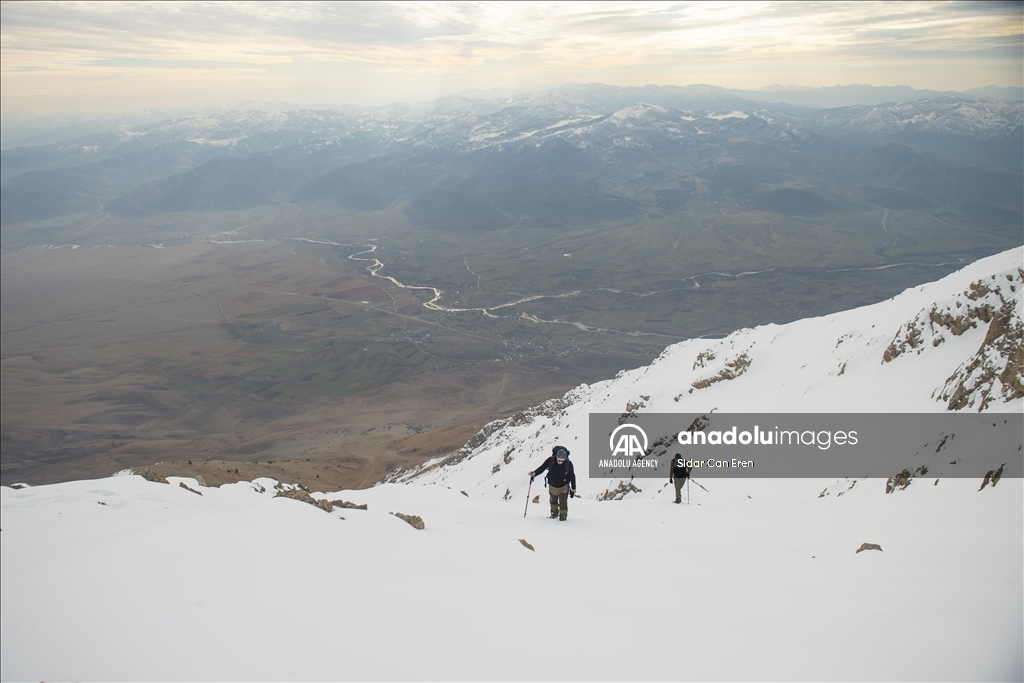"تونج ايلي" التركية تكتسي بحلة ثلجية لتستقبل عشاق تسلق الجبال
