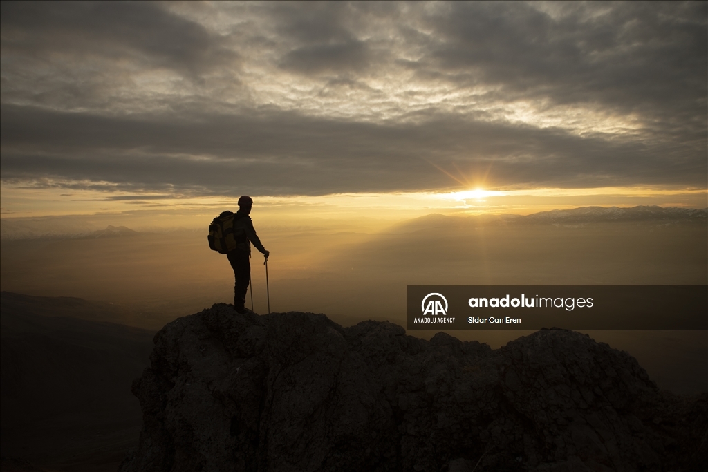 "تونج ايلي" التركية تكتسي بحلة ثلجية لتستقبل عشاق تسلق الجبال