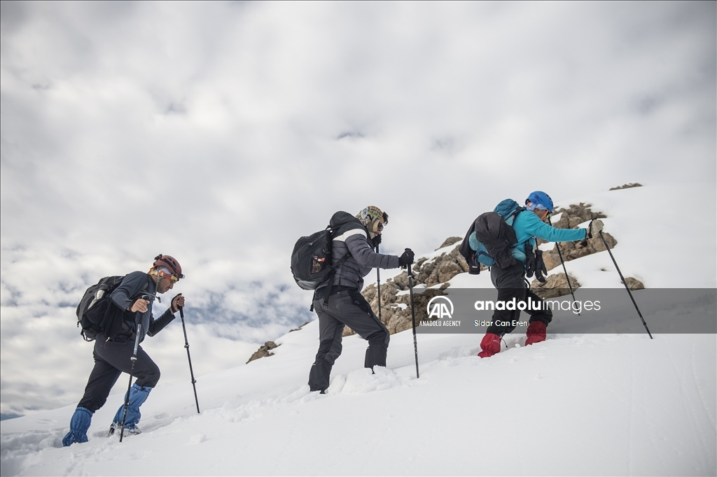"تونج ايلي" التركية تكتسي بحلة ثلجية لتستقبل عشاق تسلق الجبال