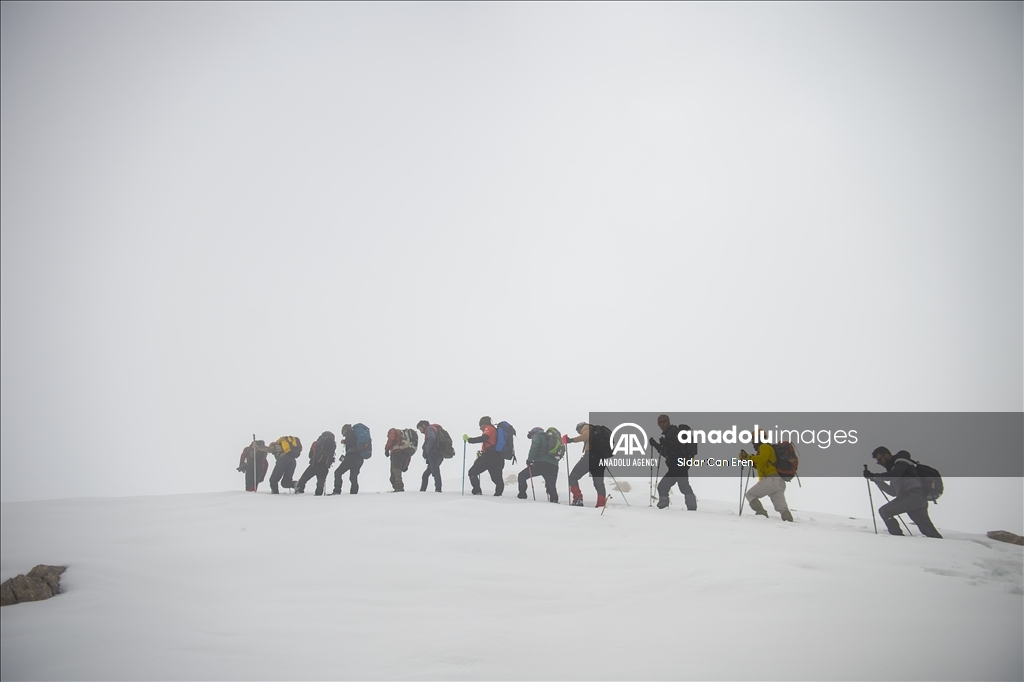 "تونج ايلي" التركية تكتسي بحلة ثلجية لتستقبل عشاق تسلق الجبال