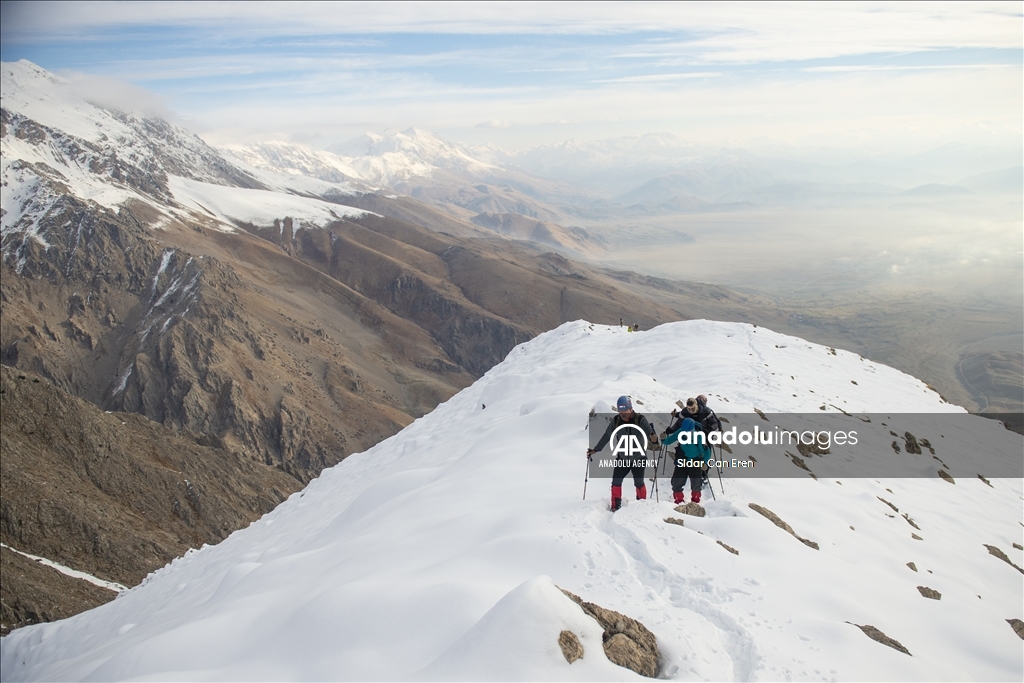 "تونج ايلي" التركية تكتسي بحلة ثلجية لتستقبل عشاق تسلق الجبال