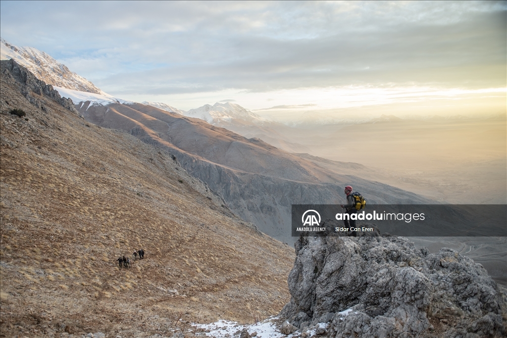 "تونج ايلي" التركية تكتسي بحلة ثلجية لتستقبل عشاق تسلق الجبال