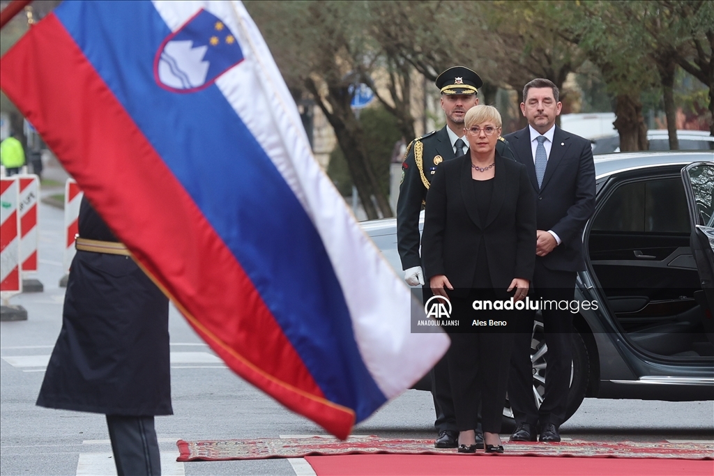 Slovenya'nın ilk kadın Cumhurbaşkanı Pirc Musar, yemin ederek görevine başladı