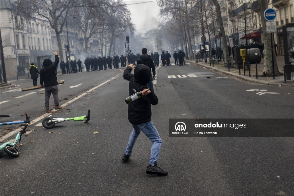 Terör örgütü PKK yanlıları Paris'te polisle çatıştı