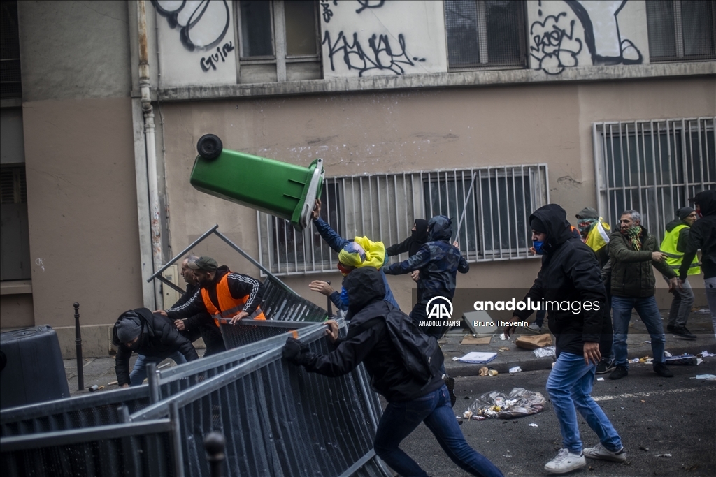 Terör örgütü PKK yanlıları Paris'te polisle çatıştı