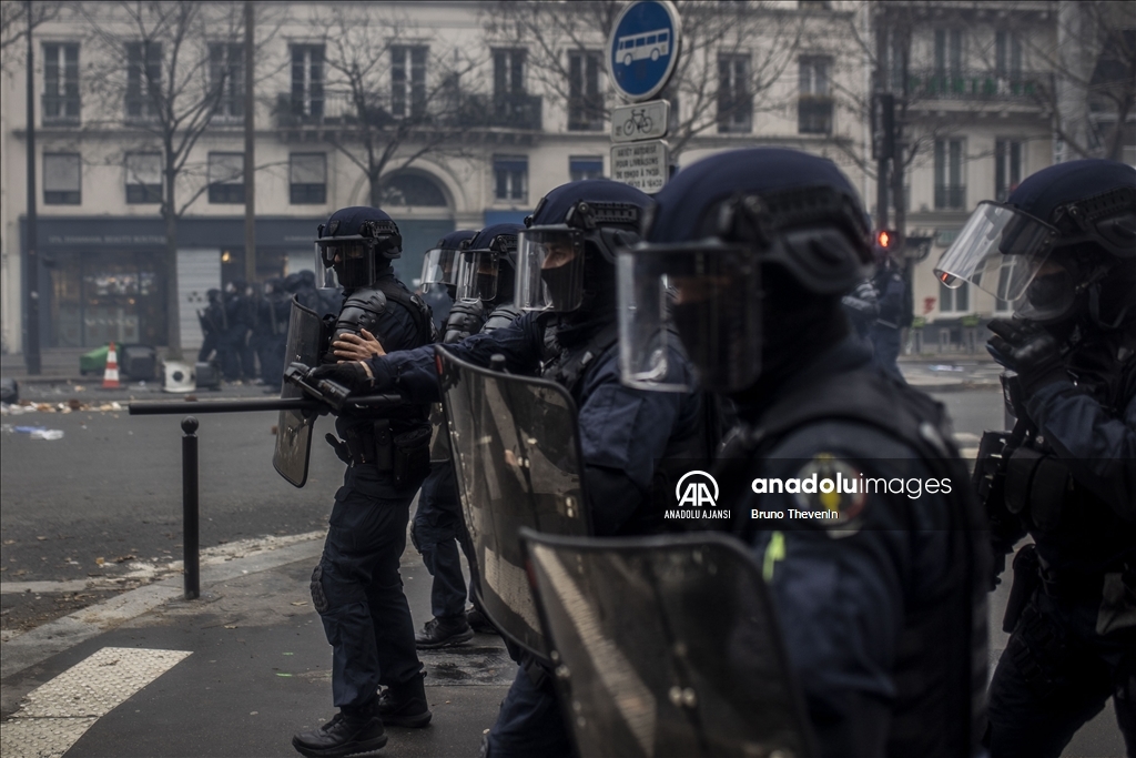 Terör örgütü PKK yanlıları Paris'te polisle çatıştı