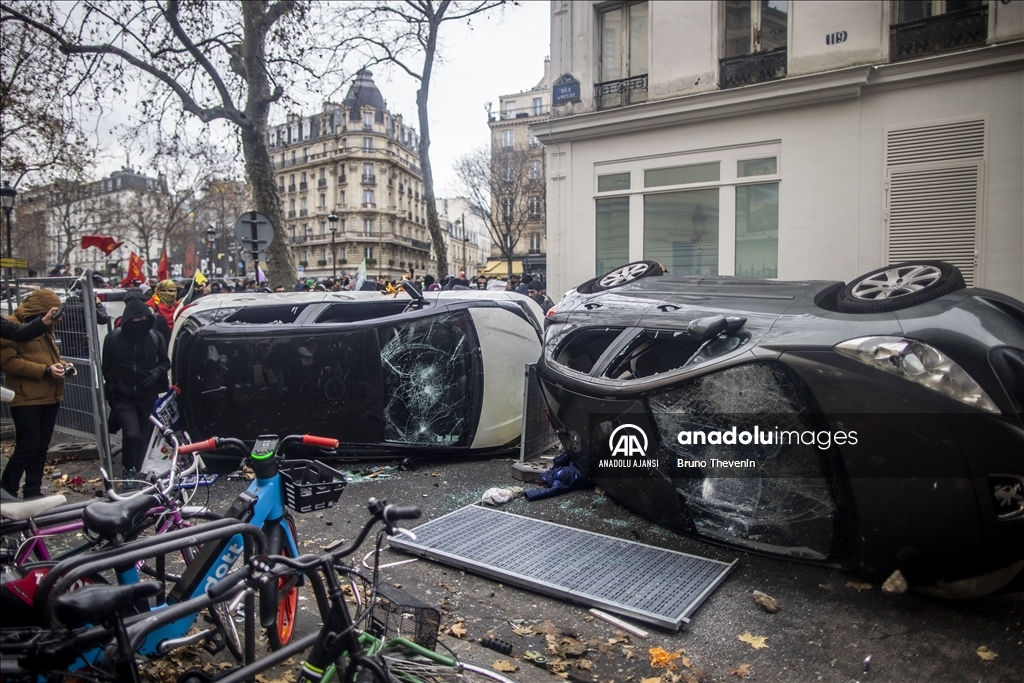 Terör örgütü PKK yanlıları Paris'te polisle çatıştı