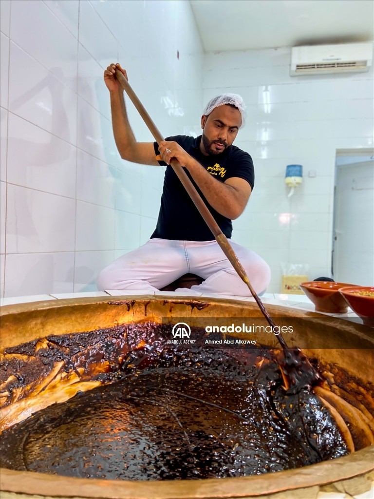 A famous dessert of Oman with spices: Omani Halwa