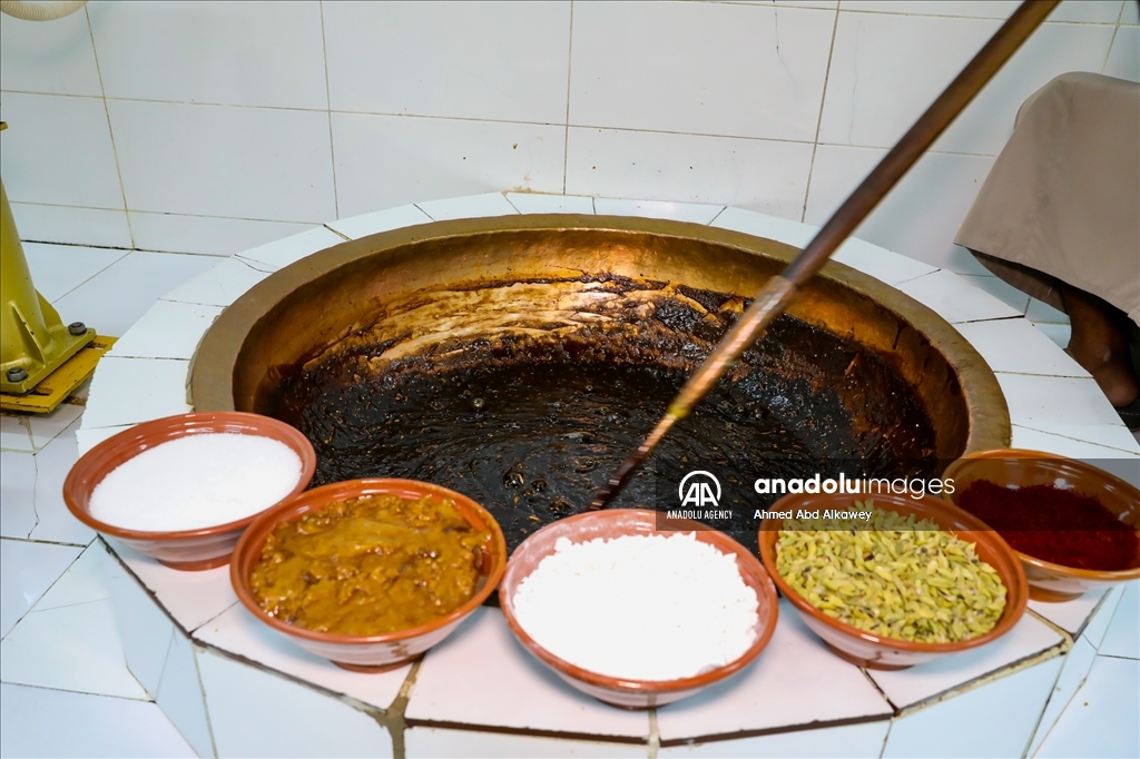 A famous dessert of Oman with spices: Omani Halwa