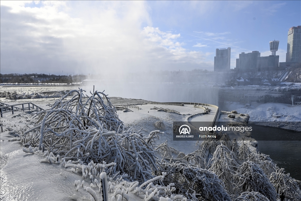 ABD’de etkili olan kutup soğukları sebebiyle Niagara şelaleleri kısmen dondu