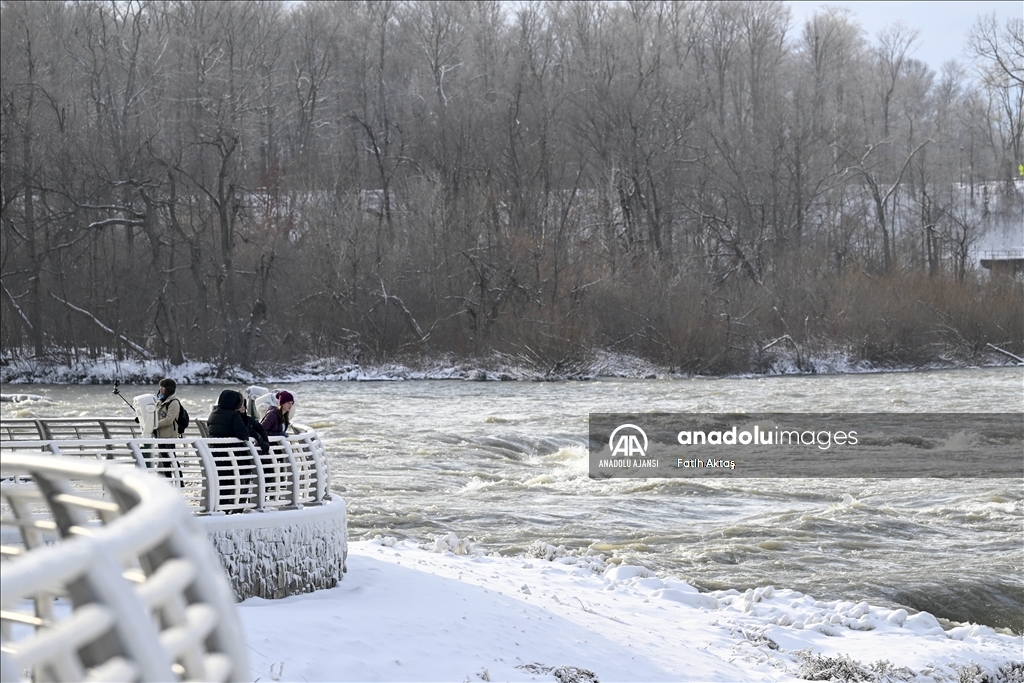 ABD’de etkili olan kutup soğukları sebebiyle Niagara şelaleleri kısmen dondu