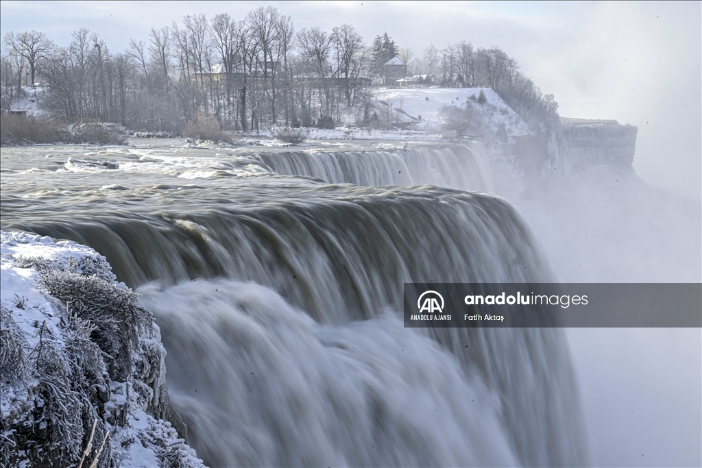 ABD’de etkili olan kutup soğukları sebebiyle Niagara şelaleleri kısmen dondu