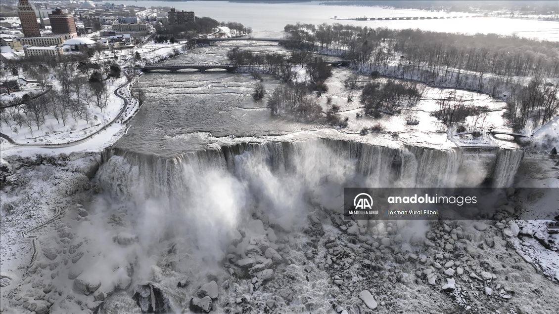 Niagara Şelaleleri soğuk havanın etkisiyle kısmen dondu