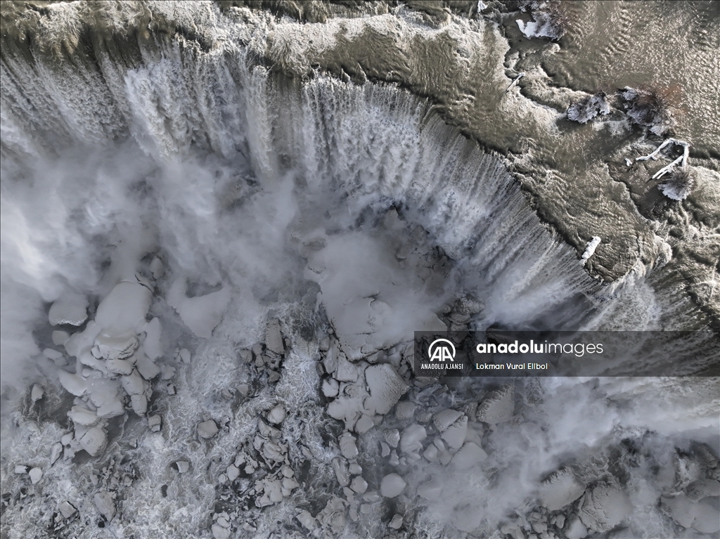 Niagara Şelaleleri soğuk havanın etkisiyle kısmen dondu