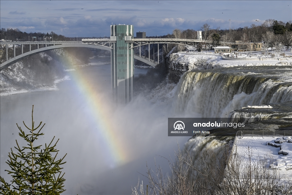 ABD’de etkili olan kutup soğukları sebebiyle Niagara şelaleleri kısmen dondu