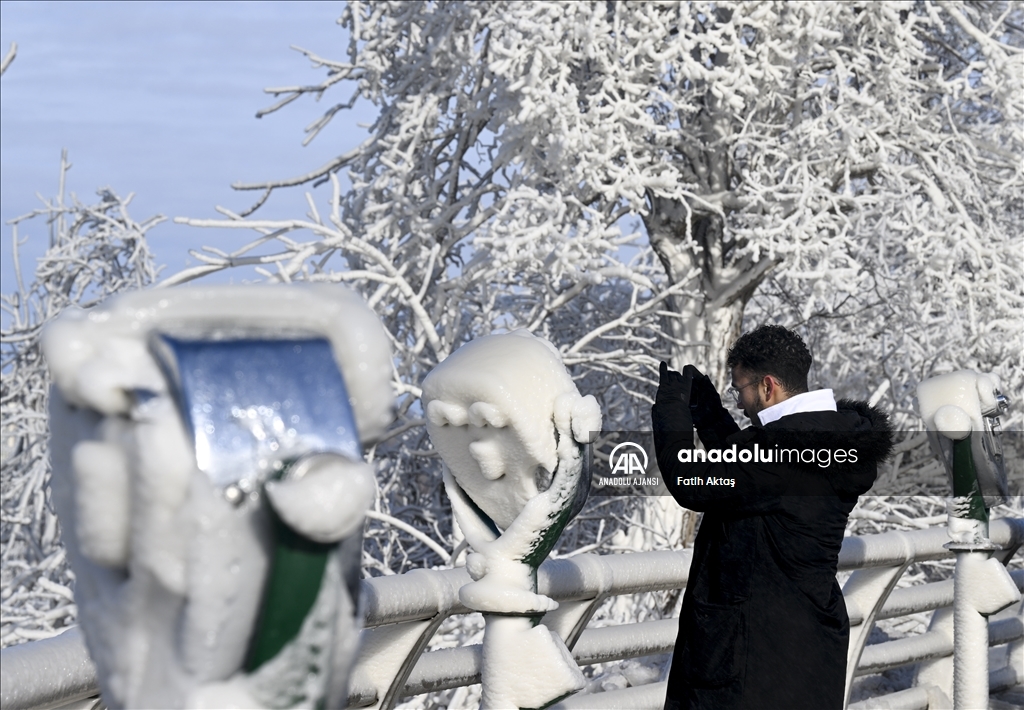 ABD’de etkili olan kutup soğukları sebebiyle Niagara şelaleleri kısmen dondu