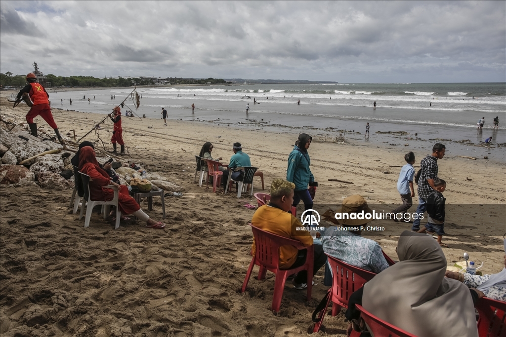 Tatil sezonu öncesinde Bali'de çöpler kıyıya vurdu