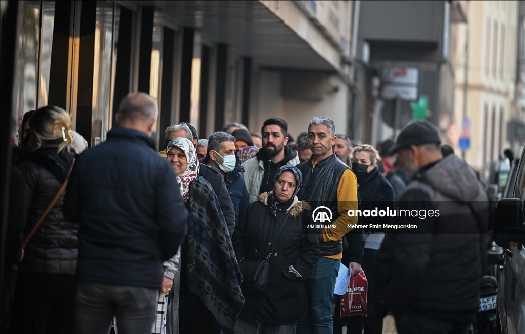 İzmir'de EYT'li vatandaşlar SGK önünde yoğunluk oluşturdu