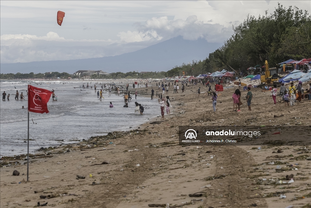 Tatil sezonu öncesinde Bali'de çöpler kıyıya vurdu