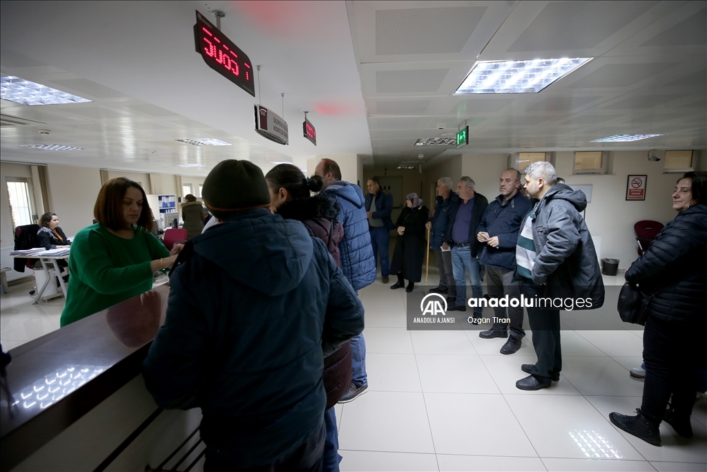 Kırklareli'nde EYT'li vatandaşlar SGK önünde yoğunluk oluşturdu