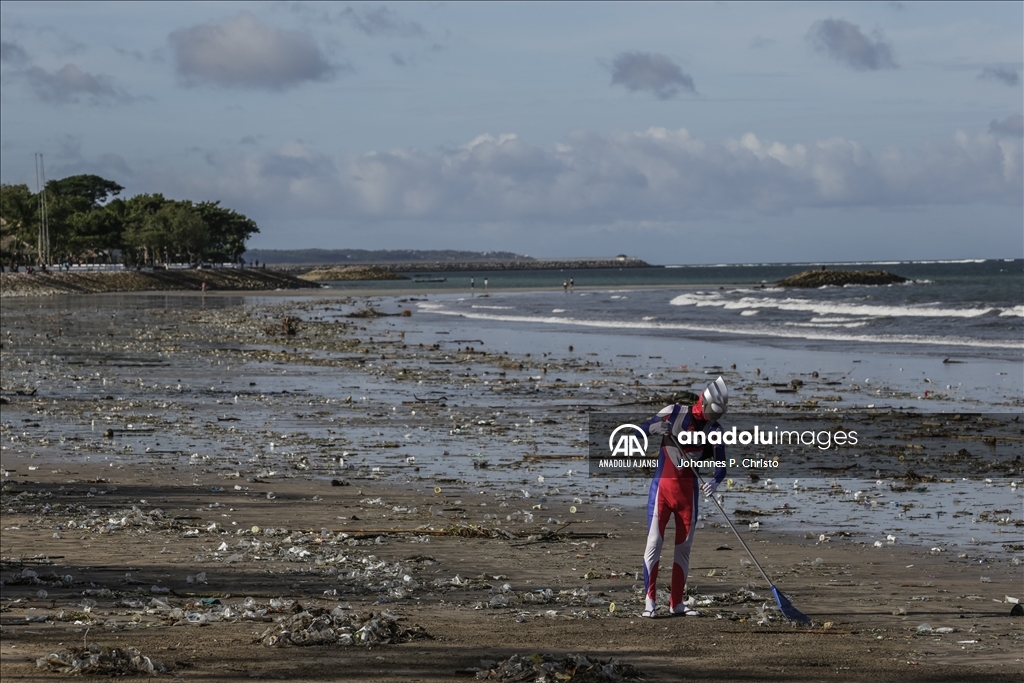 Tatil sezonu öncesinde Bali'de çöpler kıyıya vurdu