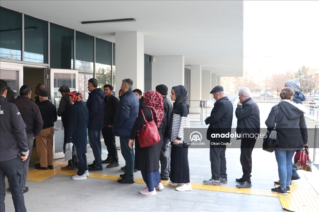 Gaziantep'te EYT'li vatandaşlar SGK önünde yoğunluk oluşturdu