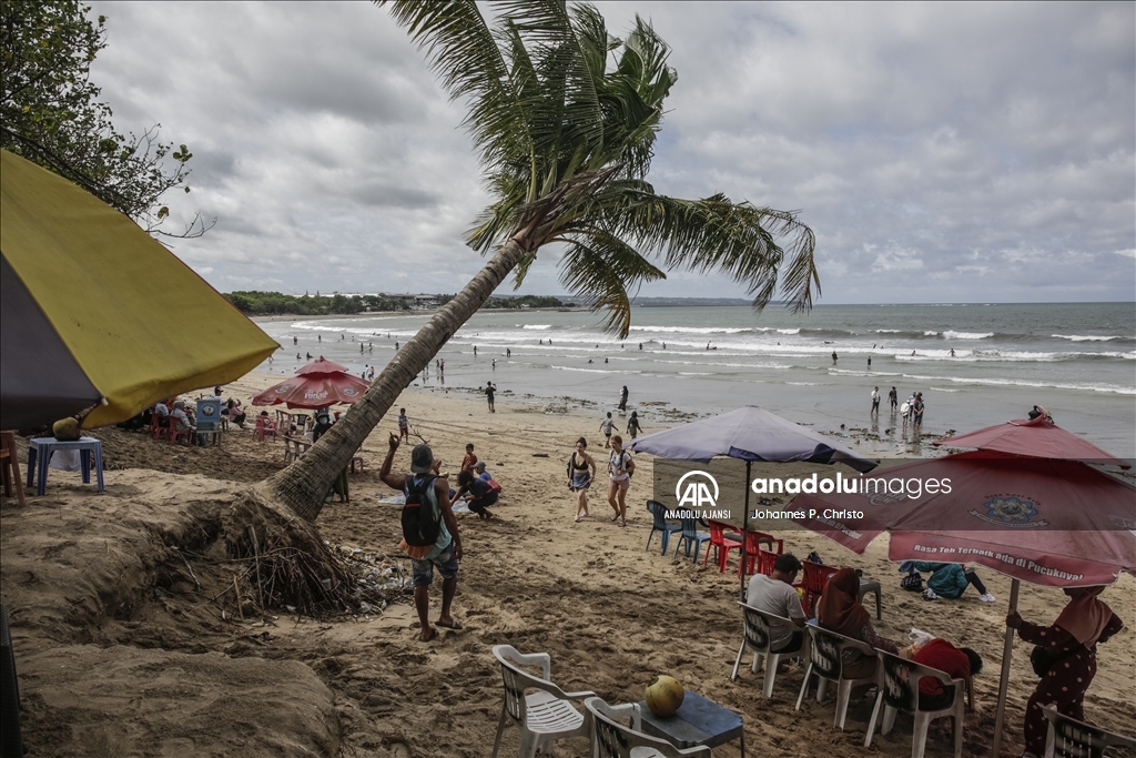 Tatil sezonu öncesinde Bali'de çöpler kıyıya vurdu