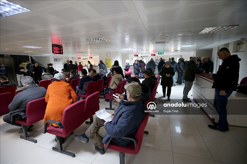 Kırklareli'nde EYT'li vatandaşlar SGK önünde yoğunluk oluşturdu