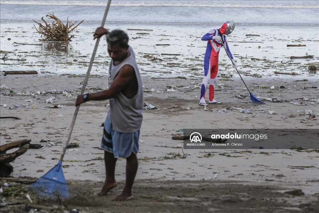 Tatil sezonu öncesinde Bali'de çöpler kıyıya vurdu