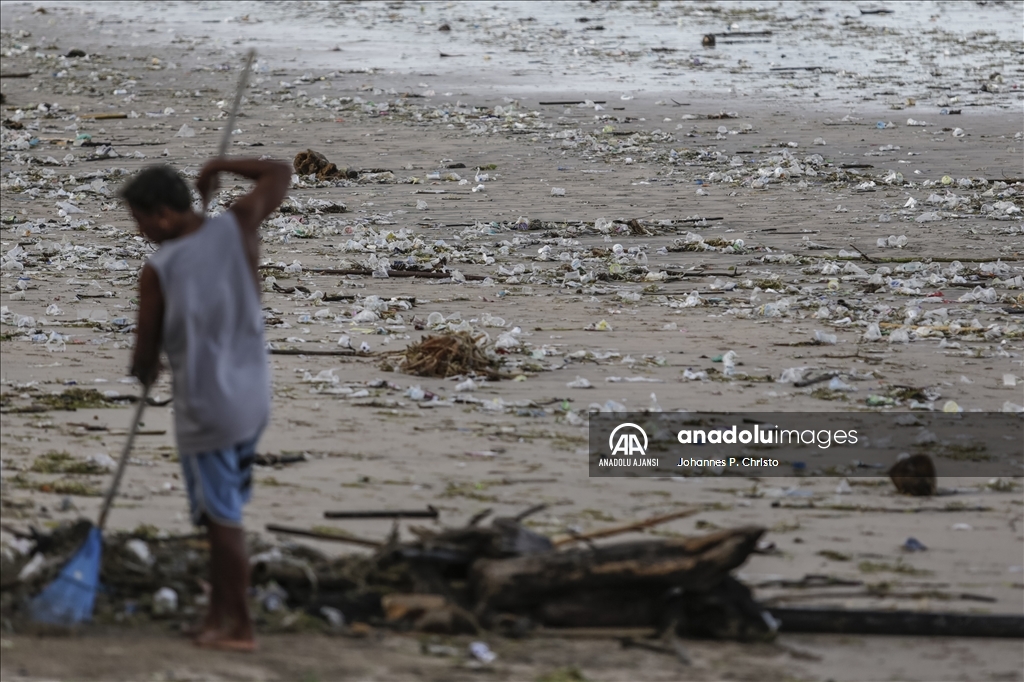 Tatil sezonu öncesinde Bali'de çöpler kıyıya vurdu