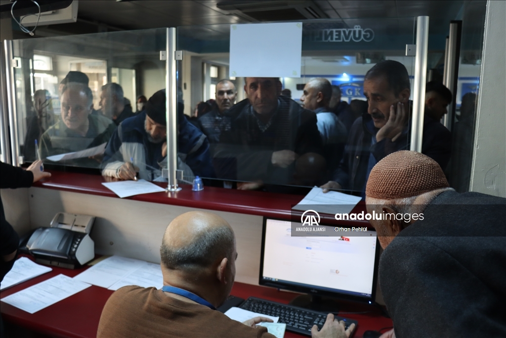 Adıyaman'da EYT sonrası SGK Müdürlükleri önünde yoğunluk oluştu