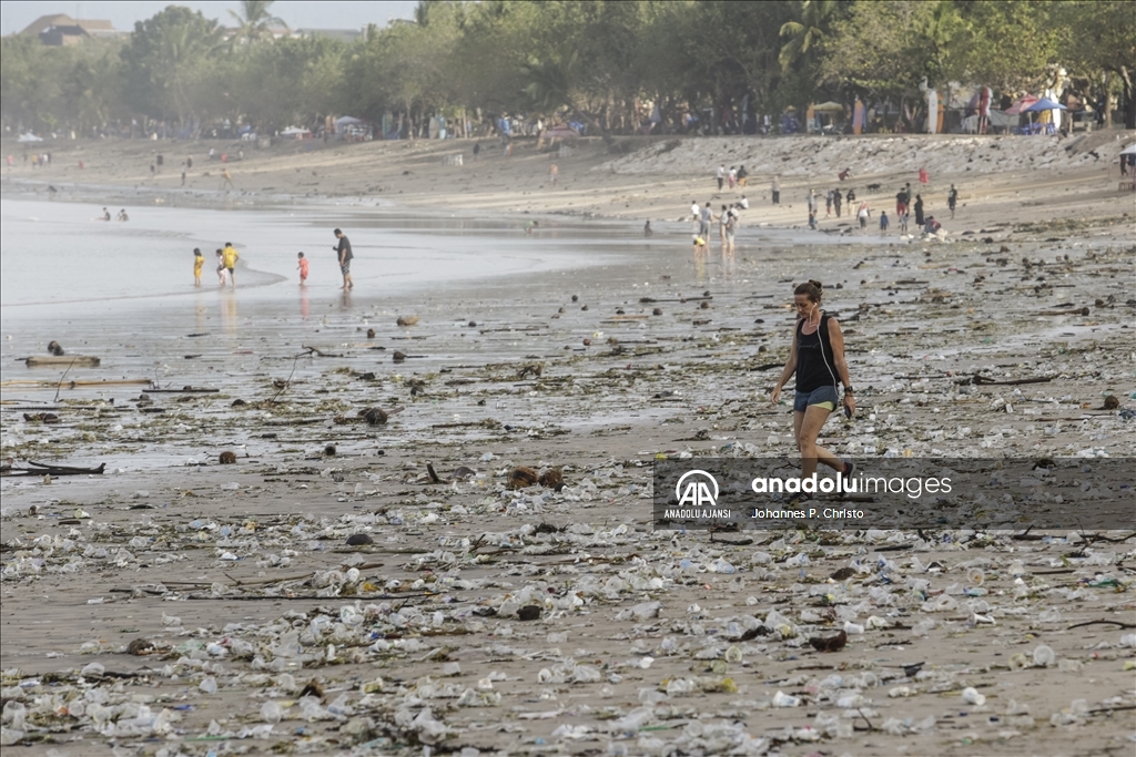 Tatil sezonu öncesinde Bali'de çöpler kıyıya vurdu
