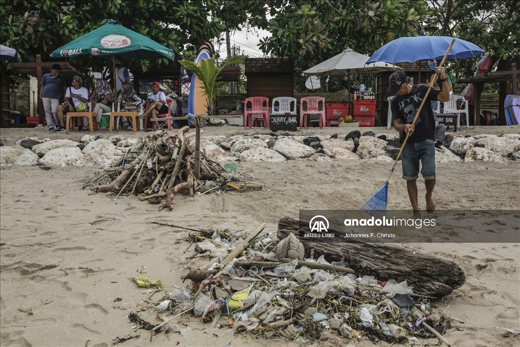Tatil sezonu öncesinde Bali'de çöpler kıyıya vurdu
