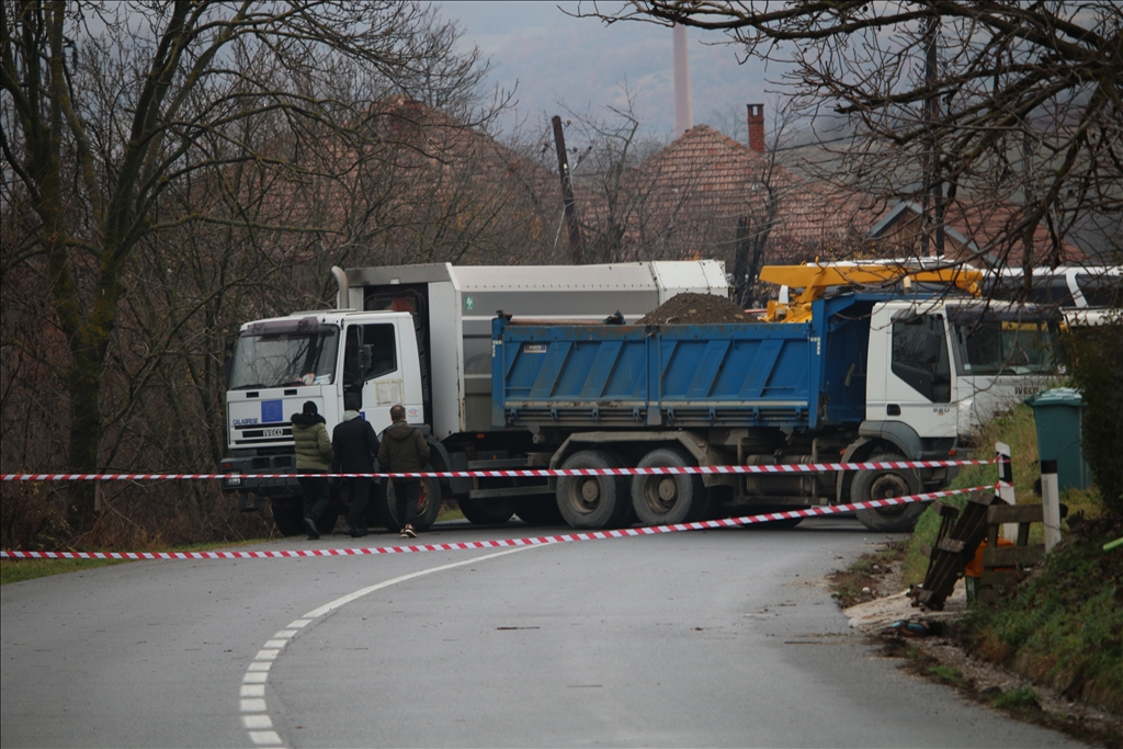 Në veri të Kosovës situata është e qetë, por barrikadat ende nuk janë larguar