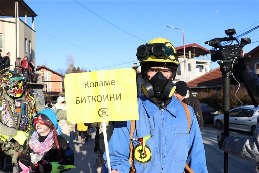 Me parakalim të maskave të ndryshme, fillon Karnavali tradicional i Vevçanit