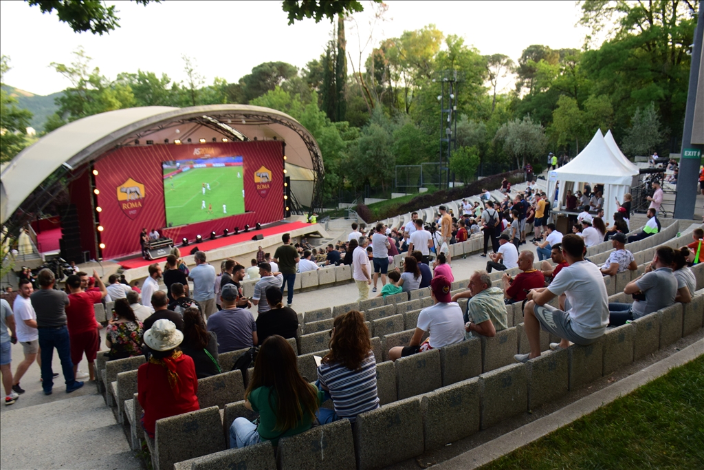 Tifozët e ekipeve Roma dhe Feyenoord mbushin rrugët e Tiranës