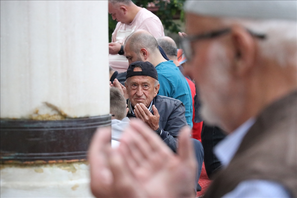 Besimtarët muslimanë në rajon falin namazin e Kurban Bajramit (Shkup)