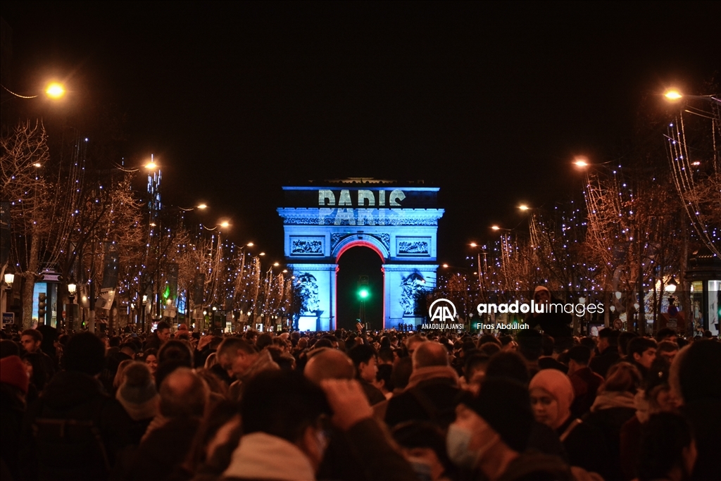 Paris'te yeni yıl kutlamaları