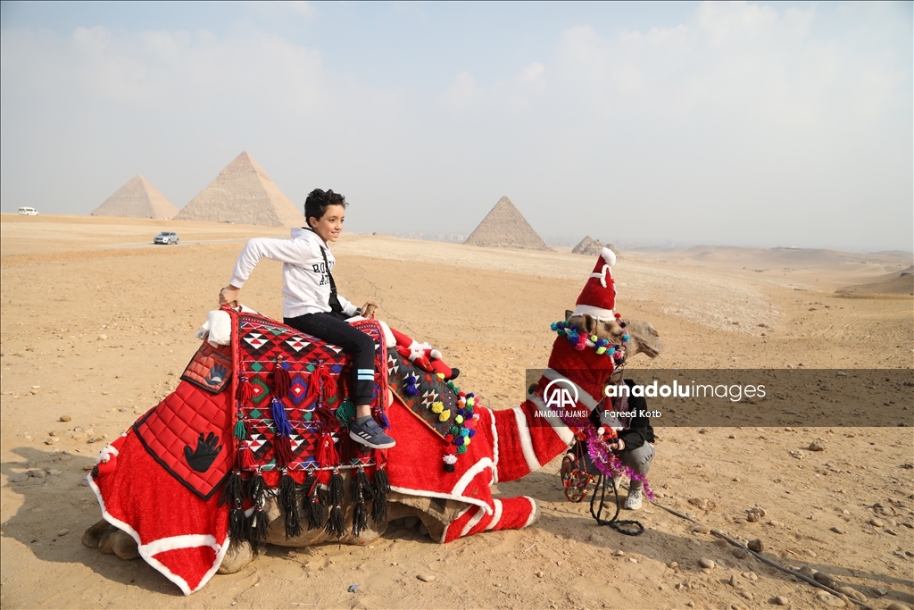 Mısır'da turistlerin uğrak noktası Giza piramitleri