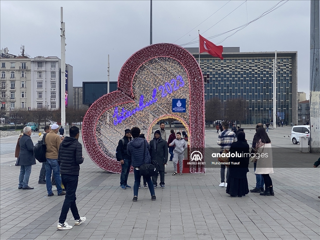 إسطنبول.. ميدان تقسيم يتزين فرحا بالعام الجديد