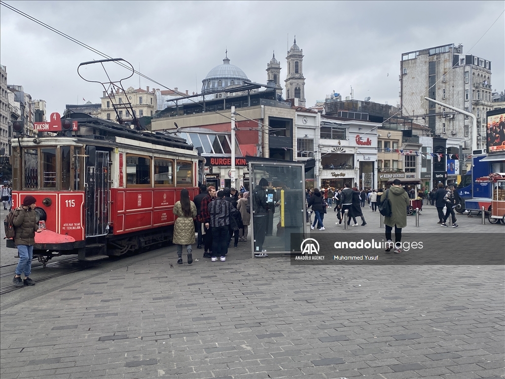 إسطنبول.. ميدان تقسيم يتزين فرحا بالعام الجديد