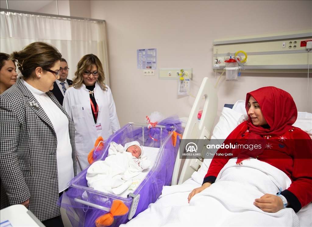 Aile ve Sosyal Hizmetler Bakanı Yanık, yeni yılın ilk bebeklerini ziyaret etti
