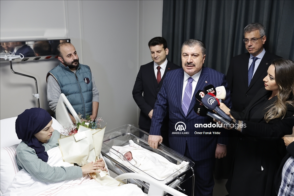 Sağlık Bakan Koca, İstanbul'da yeni yılın ilk bebeğini ziyaret etti