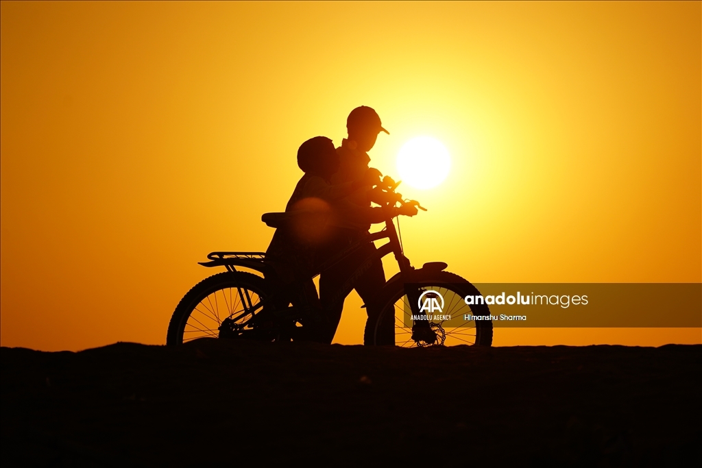 Wisatawan nikmati senja terakhir 2022 di India