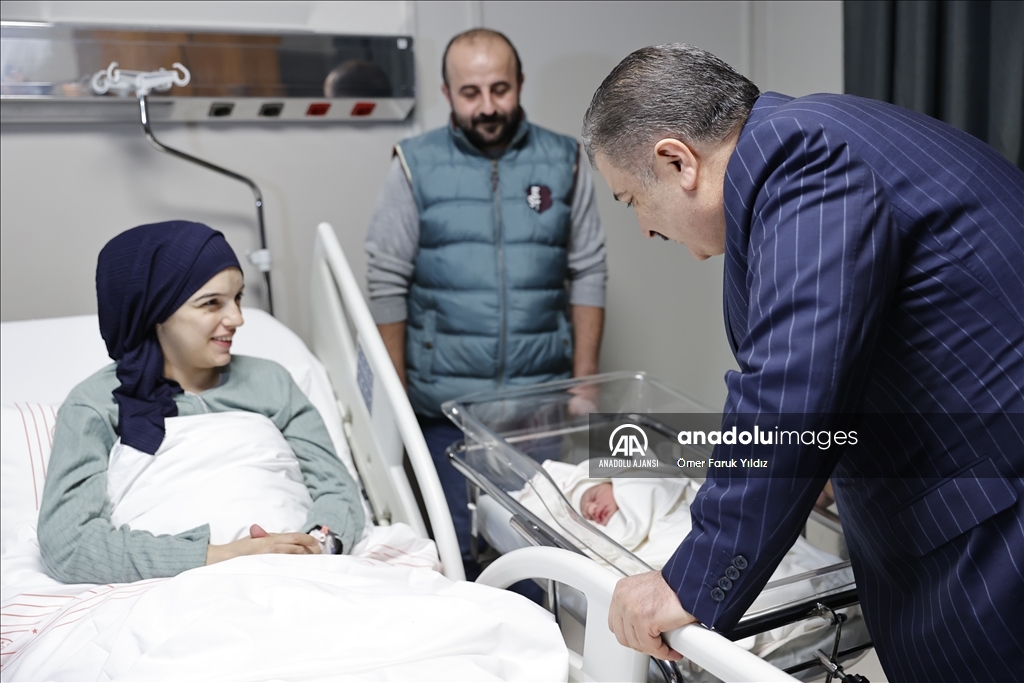 Sağlık Bakan Koca, İstanbul'da yeni yılın ilk bebeğini ziyaret etti
