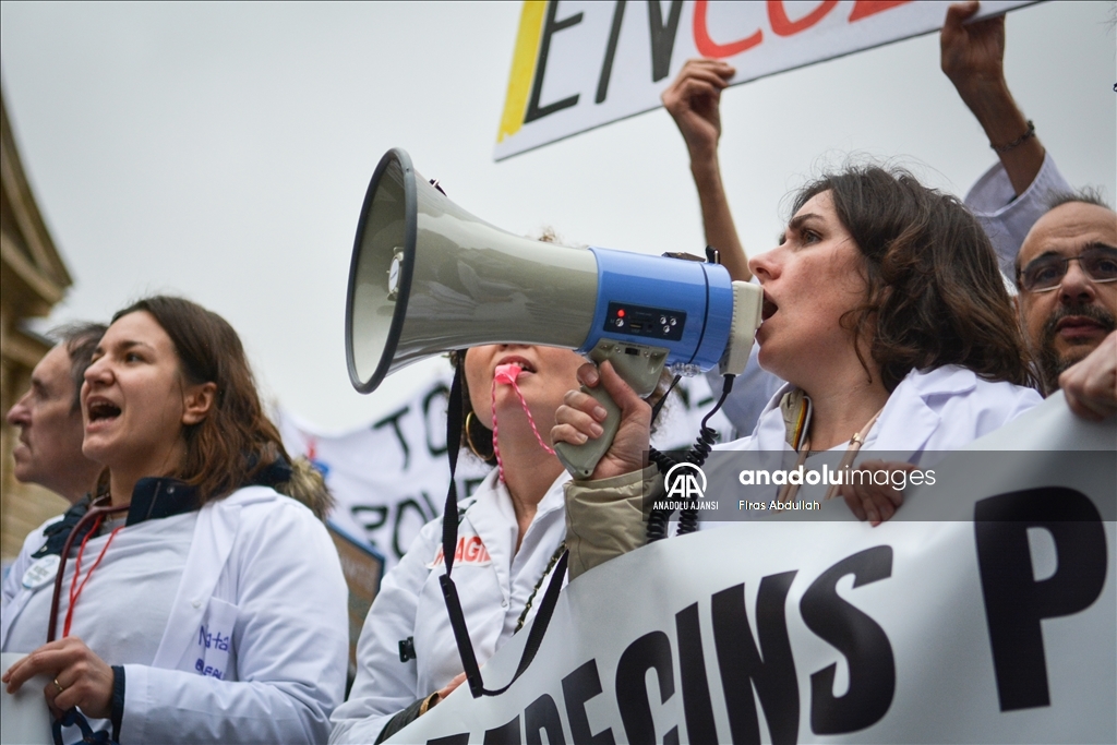 Fransa'da sağlık çalışanları protesto düzenledi