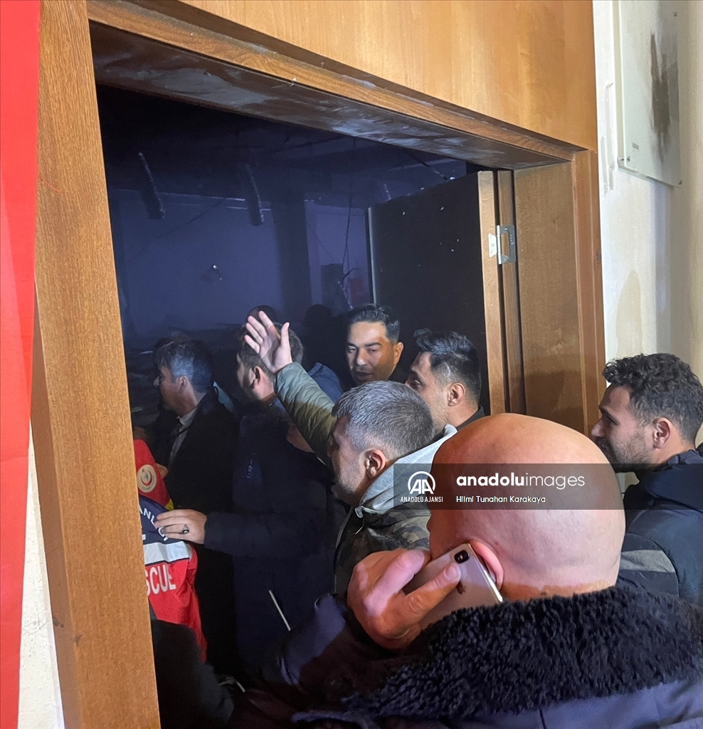 Kars'ta Sarıkamış şehitlerini anma etkinliğinde salonun tavanı çöktü