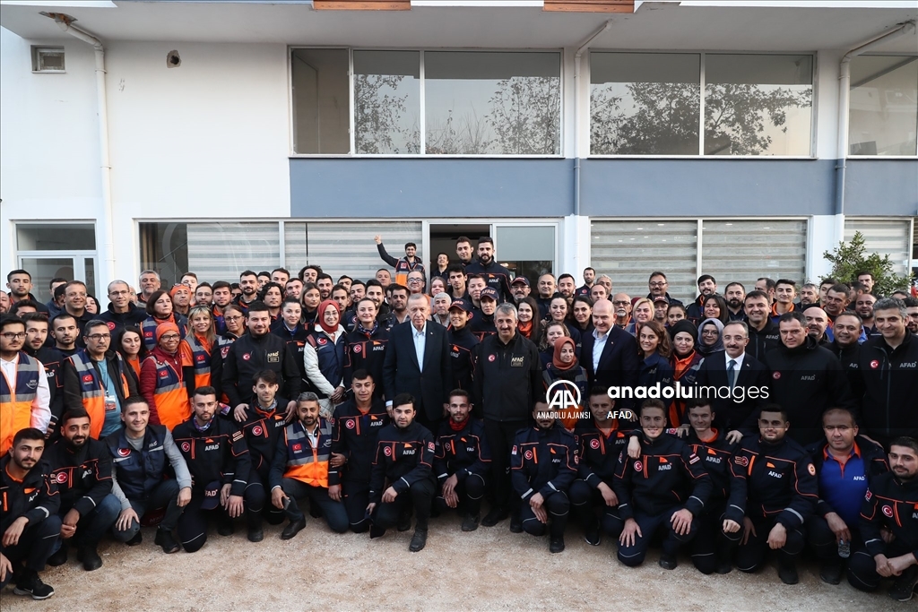 Cumhurbaşkanı Erdoğan, Antalya'daki sel afetinde görev yapan AFAD personeliyle bir araya geldi
