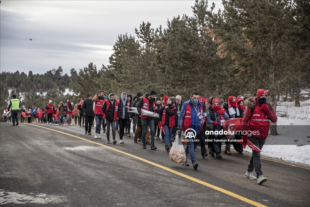Şehitlerin izinde yürümek için binlerce vatandaş Allahuekber'de bir araya geldi