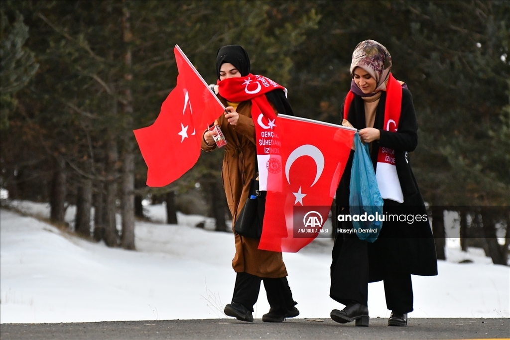 Şehitlerin izinde yürümek için binlerce vatandaş Allahuekber'de bir araya geldi
